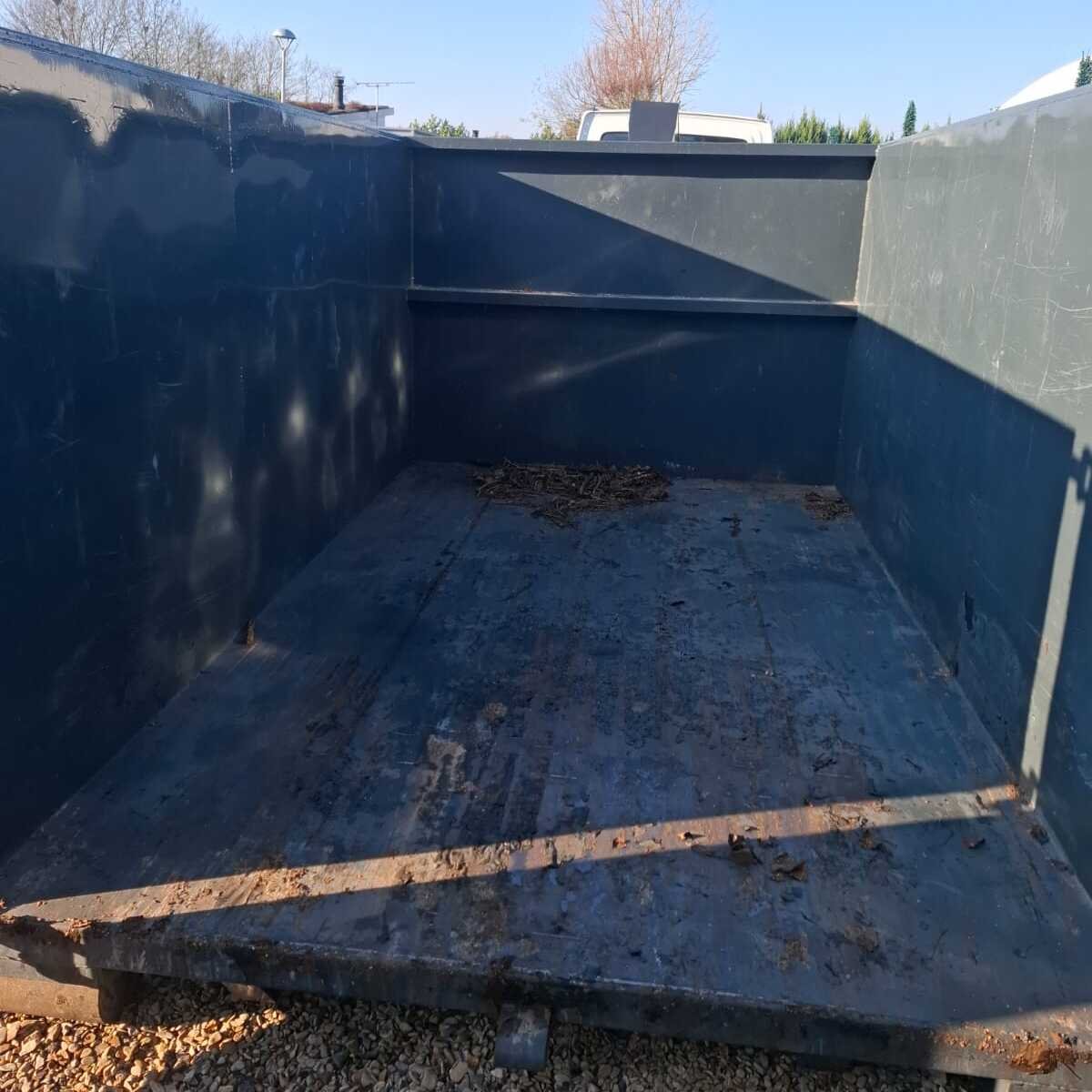 Benne de gravats sur un chantier de rénovation